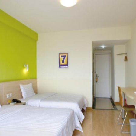 7 Days Inn Guangzhou Tianhe Yantang Metro Branch מראה חיצוני תמונה