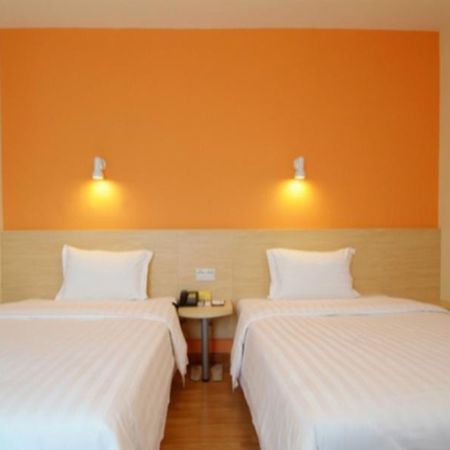7 Days Inn Guangzhou Tianhe Yantang Metro Branch מראה חיצוני תמונה