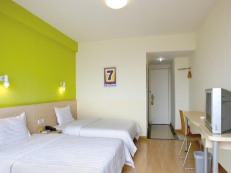 7 Days Inn Guangzhou Tianhe Yantang Metro Branch מראה חיצוני תמונה